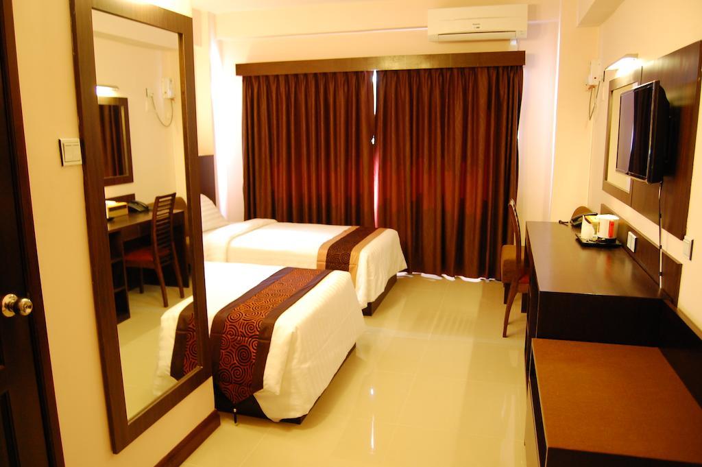 Hotel Yankin Yangon Exteriör bild