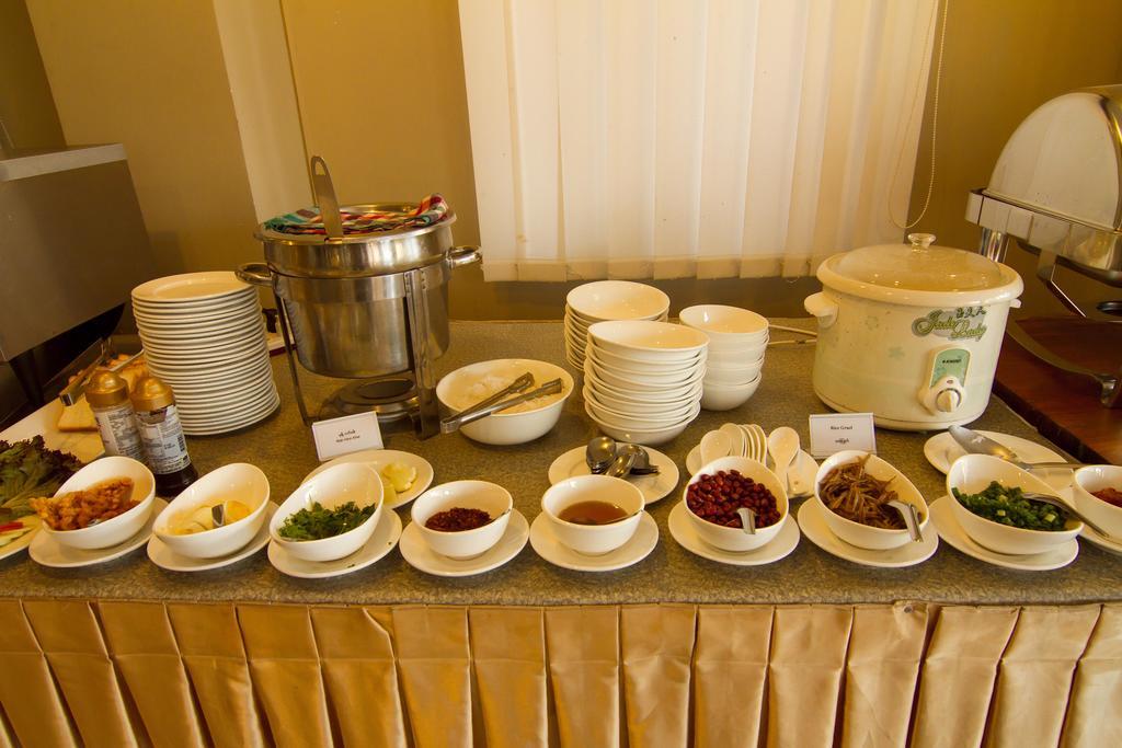 Hotel Yankin Yangon Exteriör bild