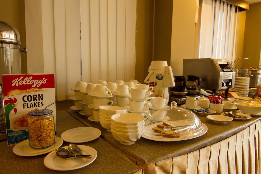 Hotel Yankin Yangon Exteriör bild