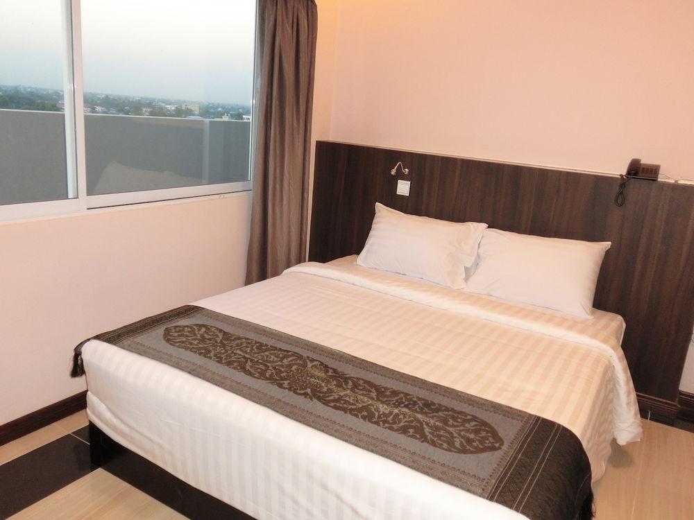 Hotel Yankin Yangon Exteriör bild