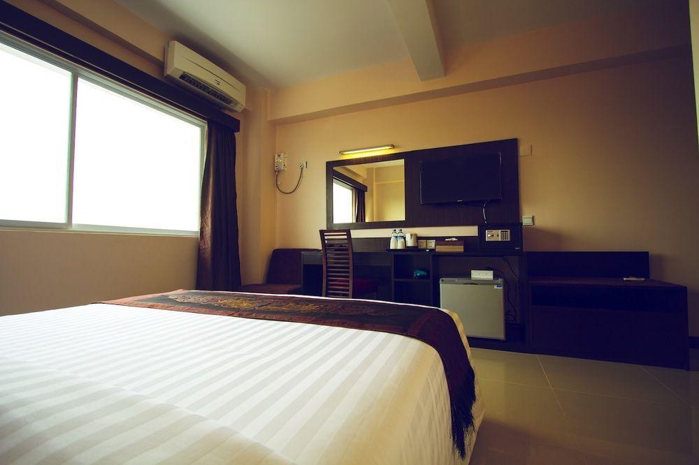 Hotel Yankin Yangon Exteriör bild