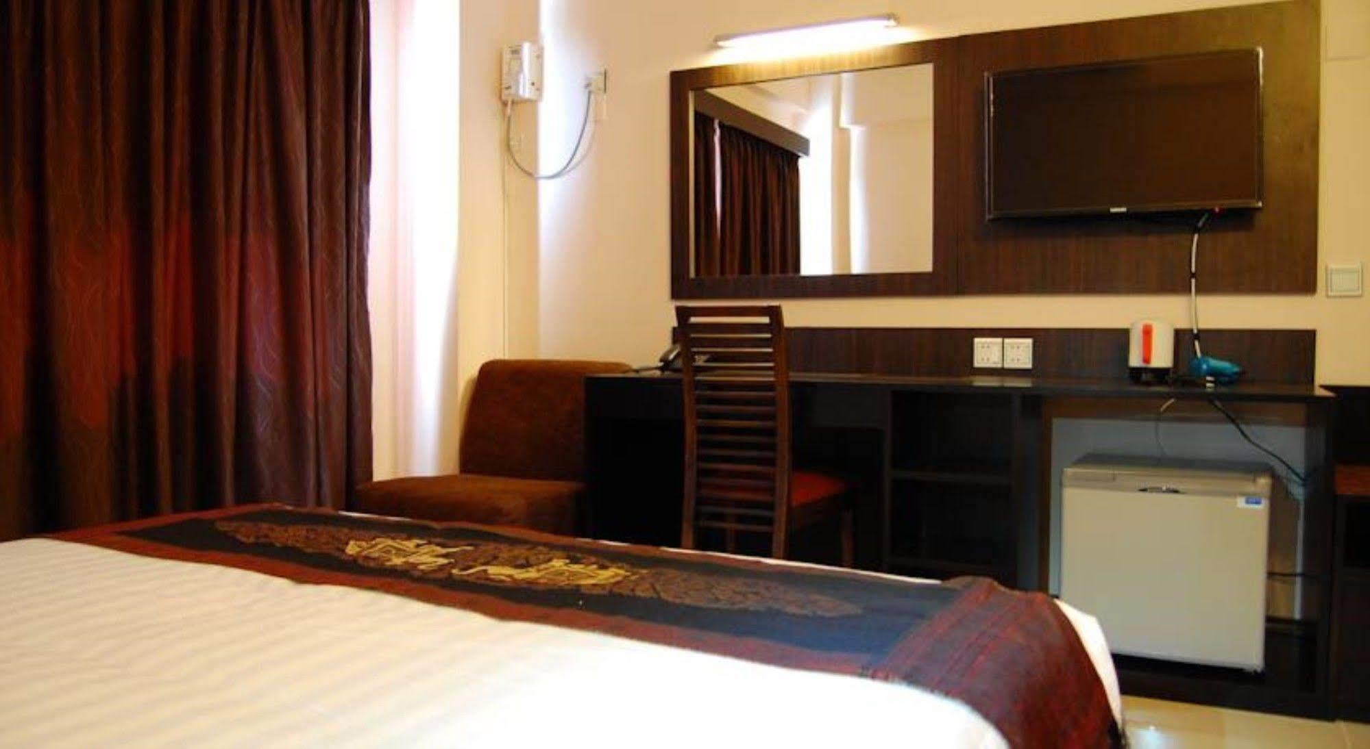 Hotel Yankin Yangon Exteriör bild