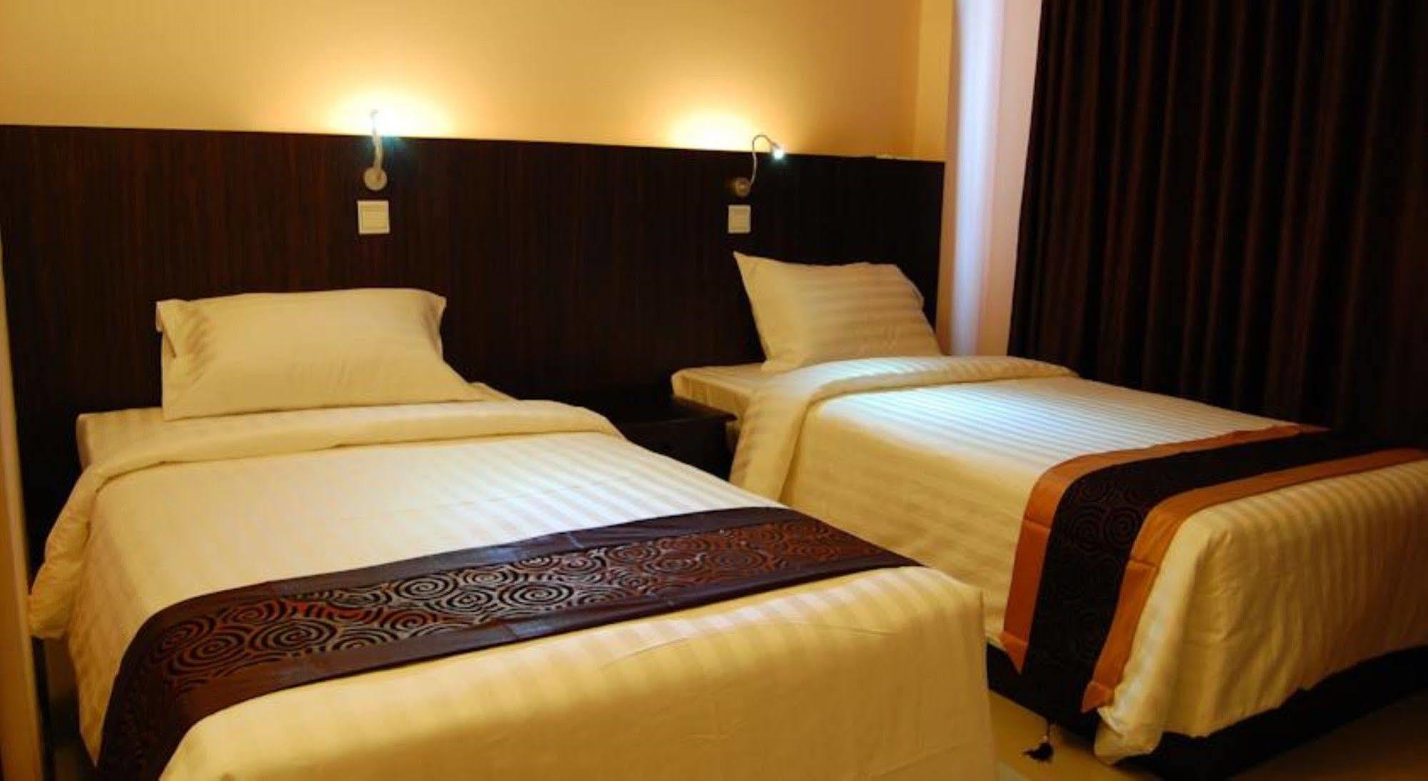 Hotel Yankin Yangon Exteriör bild