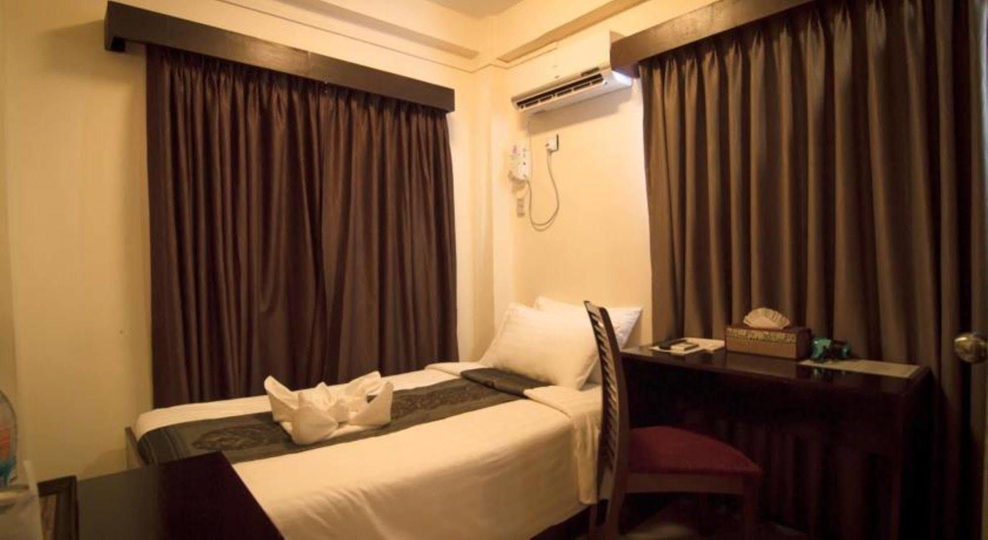 Hotel Yankin Yangon Exteriör bild